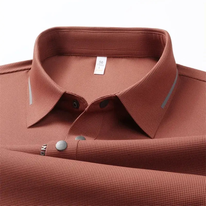 camisa polo masculina azul marinho com tecido tecnológico respirável e elasticidade exibida em cabide mostrando textura do tecido