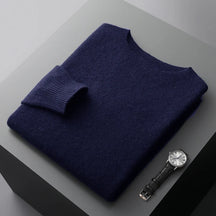 Suéter masculino em lã merino com gola careca e acabamento minimalista elegante para inverno