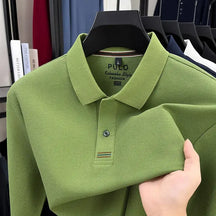 camisa polo masculina manga longa com tecido piquet respirável exibida em cabide mostrando textura tecnológica do tecido