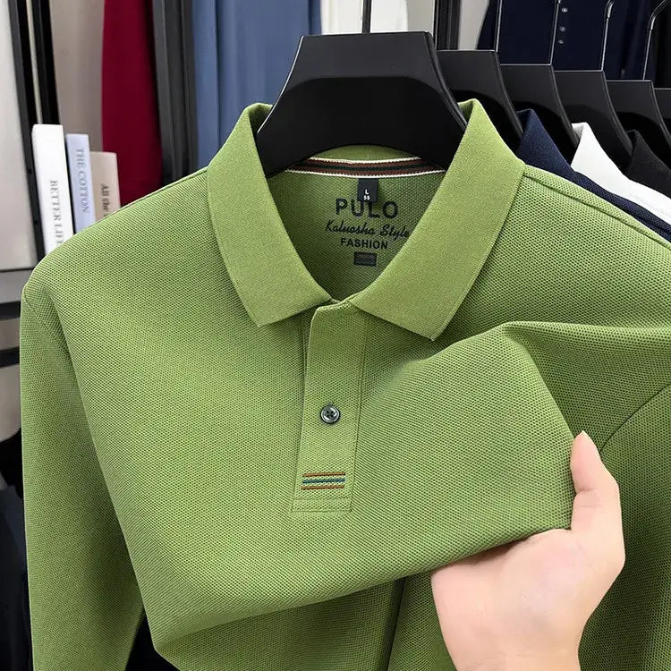camisa polo masculina manga longa com tecido piquet respirável exibida em cabide mostrando textura tecnológica do tecido