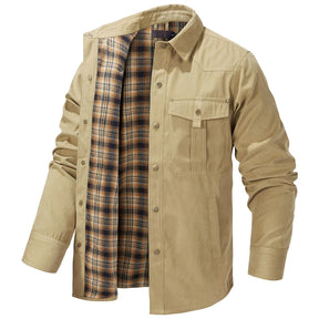 Jaqueta masculina marrom flanelada com forro interno xadrez e bolsos frontais estilo casual premium para inverno.