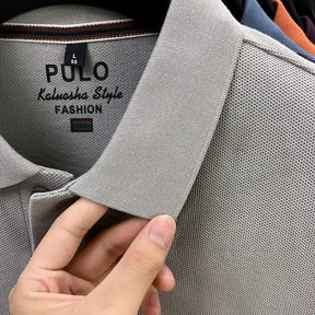 camisa polo masculina manga longa com tecido piquet respirável exibida em cabide mostrando textura tecnológica do tecido