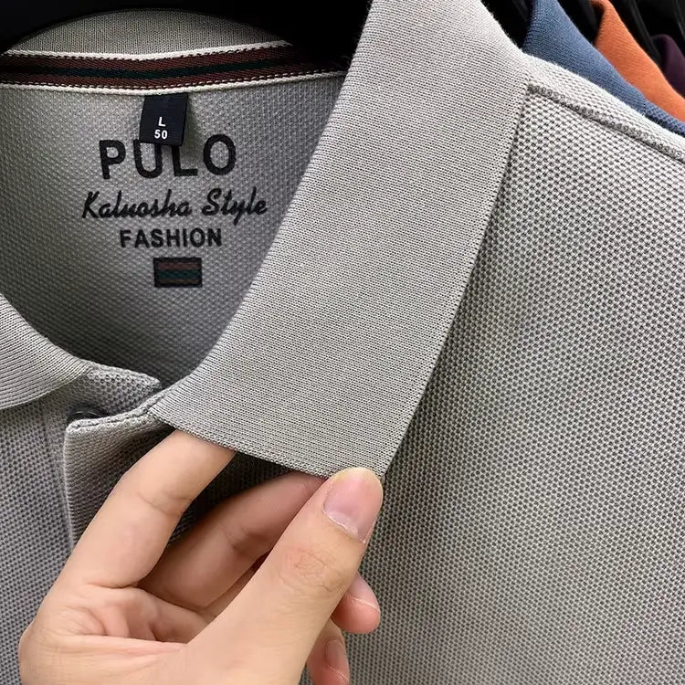 camisa polo masculina manga longa com tecido piquet respirável exibida em cabide mostrando textura tecnológica do tecido