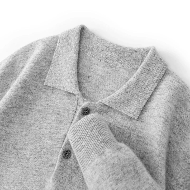 Suéter masculino em lã merino com gola polo e botões frontais dobrado com acabamento elegante