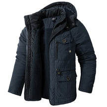 Jaqueta masculina marrom térmica com interior peluciado, capuz e múltiplos bolsos estilo outdoor premium.