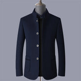 Casaco masculino de lã premium  com gola padre estruturada e visual sofisticado para inverno e ocasiões elegantes