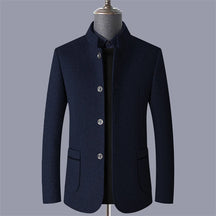 Casaco masculino de lã premium  com gola padre estruturada e visual sofisticado para inverno e ocasiões elegantes