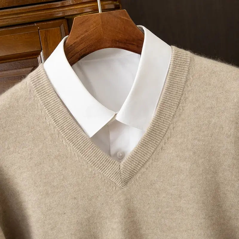 Suéter masculino em cashmere com gola V elegante usado com camisa social para look sofisticado de inverno