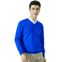 Suéter masculino com gola V usado sobre camisa social para look elegante e sofisticado