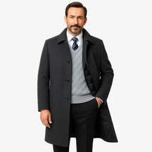 Homem vestindo sobretudo preto masculino longo em cashmere com gola clássica