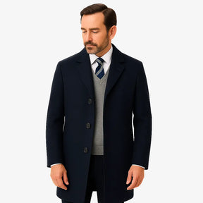 Homem vestindo sobretudo azul marinho masculino longo em cashmere com gola clássica