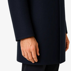Homem vestindo sobretudo azul marinho masculino longo em cashmere com gola clássica
