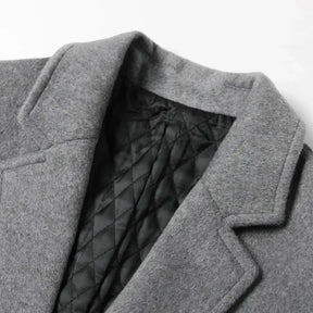 sobretudo masculino longo de lã cinza com bolsos e gola de blazer
