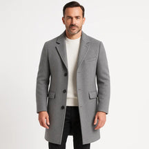 Homem vestindo sobretudo masculino longo de lã cinza com bolsos e gola de blazer