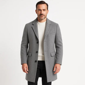Homem vestindo sobretudo masculino longo de lã cinza com bolsos e gola de blazer