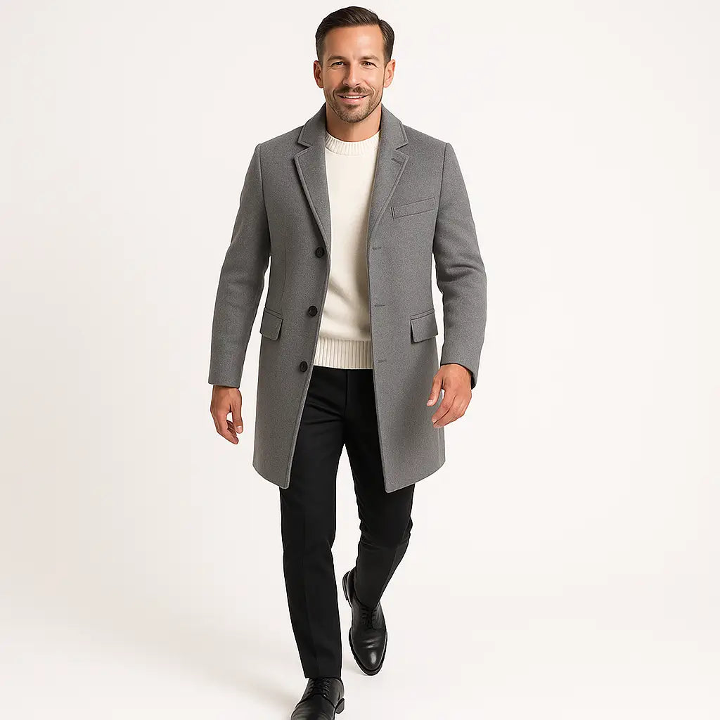 Homem vestindo sobretudo masculino longo de lã cinza com bolsos e gola de blazer