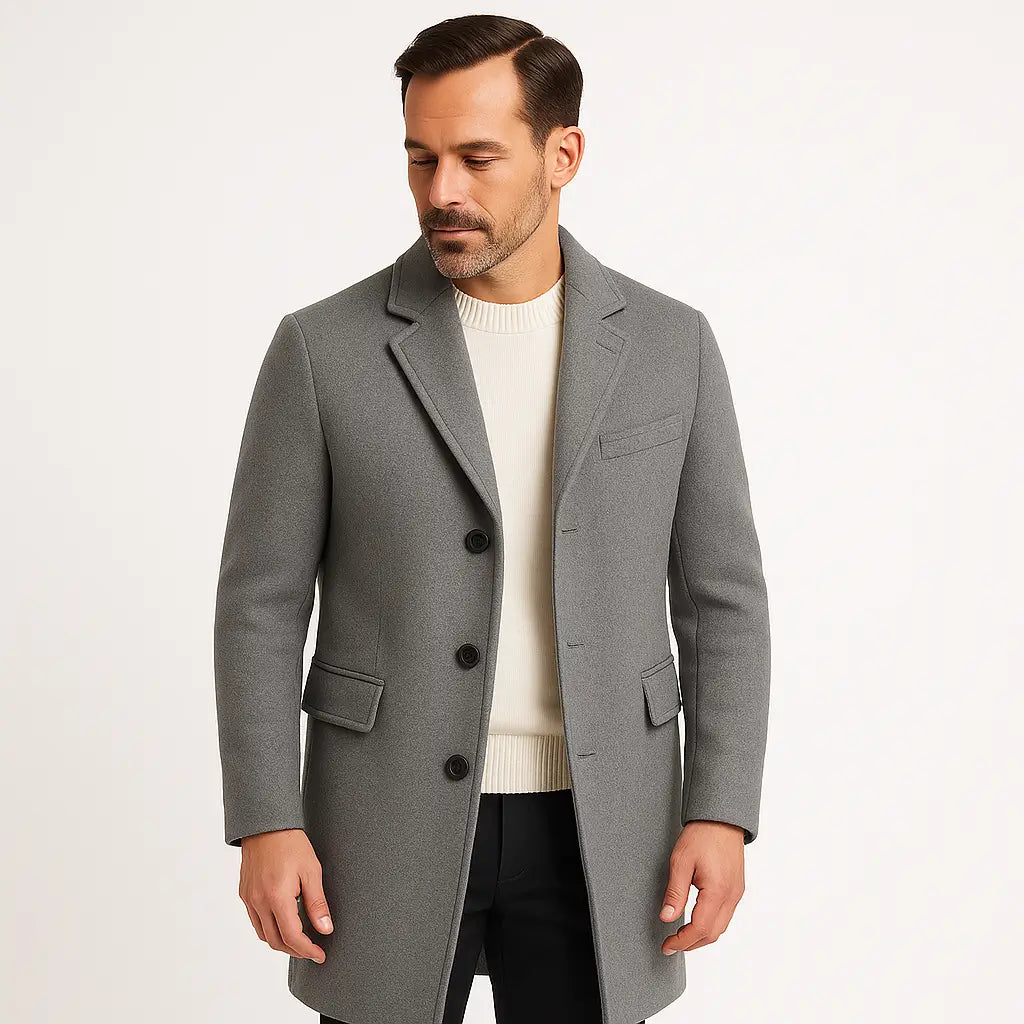 Homem vestindo sobretudo masculino longo de lã cinza com bolsos e gola de blazer