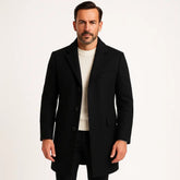 Homem vestindo sobretudo masculino longo de lã preto com bolsos e gola de blazer