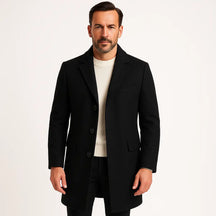 Homem vestindo sobretudo masculino longo de lã preto com bolsos e gola de blazer