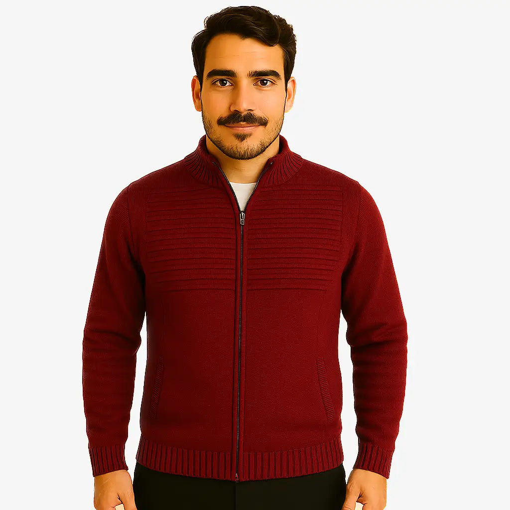 Homem vestindo suéter masculino marsala com zíper frontal e textura canelada no peito, ideal para outono e inverno.