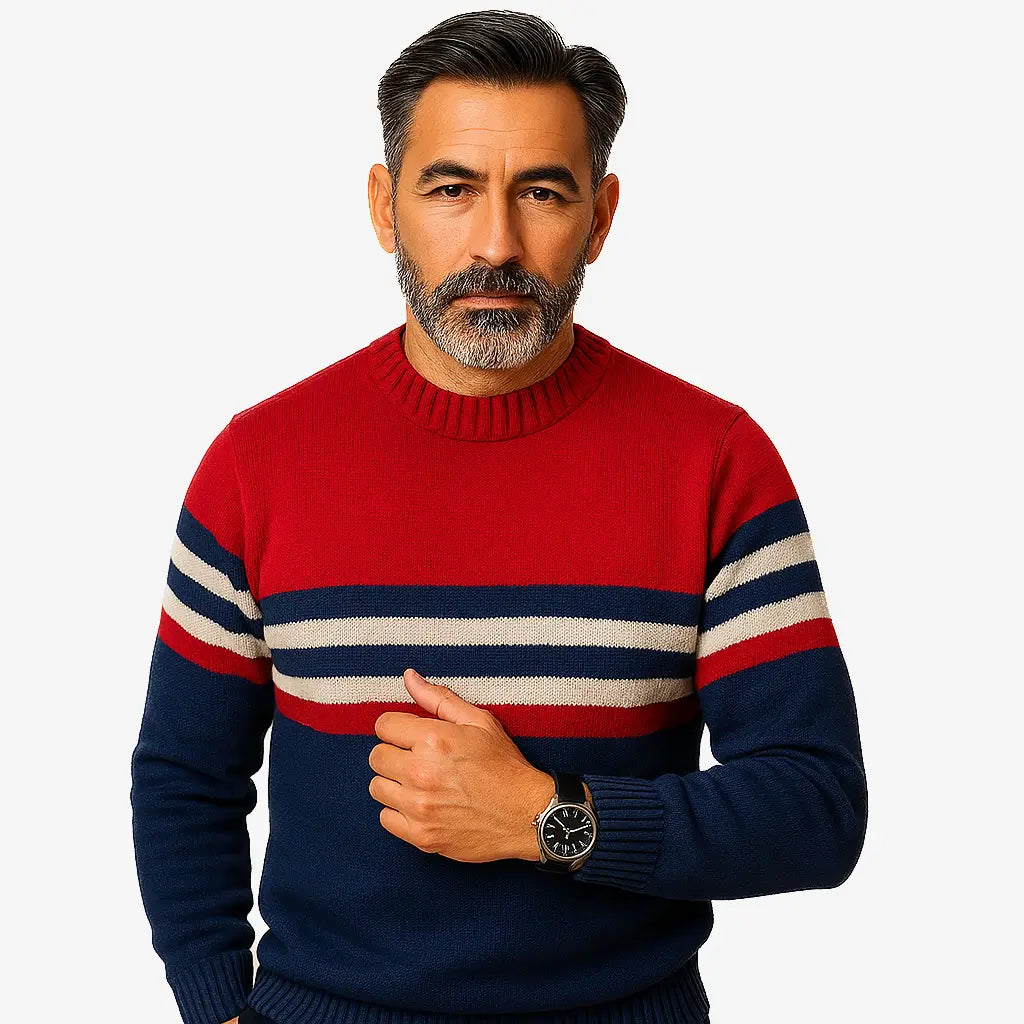 Homem vestindo suéter masculino listrado nas cores vermelho, azul-marinho e branco, com gola redonda, ideal para o inverno.