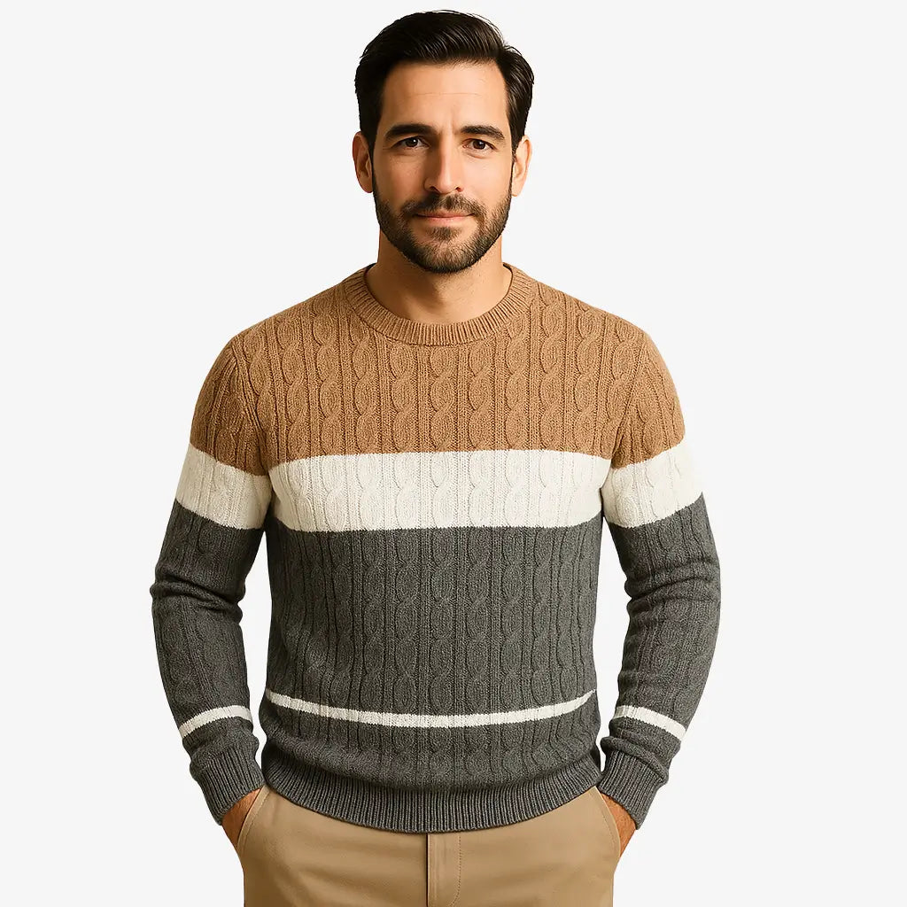 Homem usando suéter masculino trançado com listras horizontais em caqui, cinza e branco. Malha de inverno com gola redonda e manga longa.