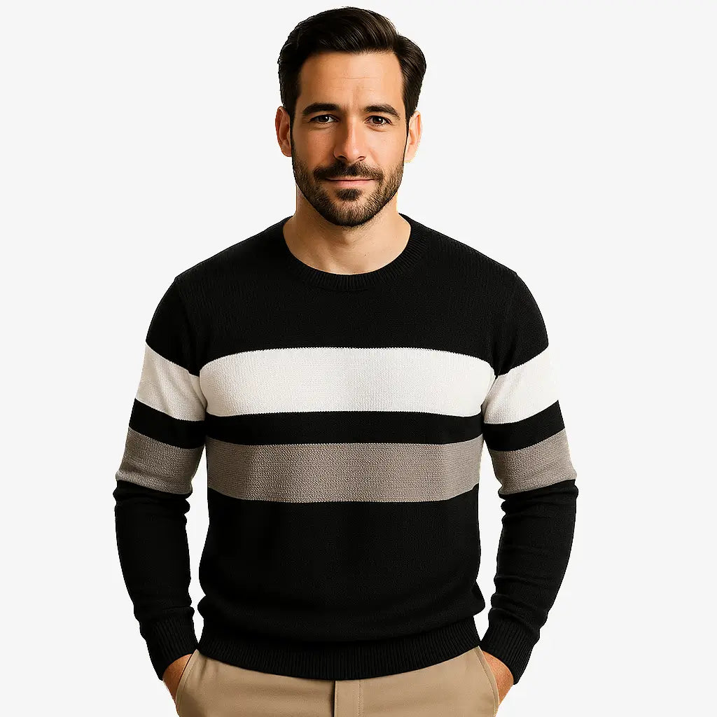 Homem vestindo suéter masculino listrado preto, branco e cinza, com gola redonda e manga comprida. Look casual para o inverno.