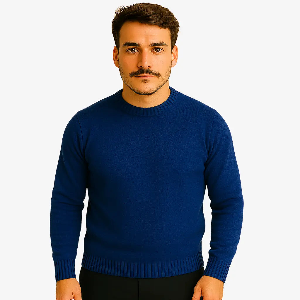Homem vestindo suéter masculino azul marinho de tricô, com gola redonda e mangas compridas, ideal para o inverno.


