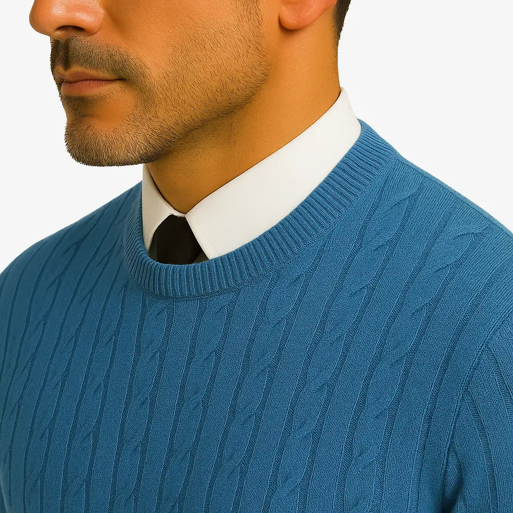 Homem elegante vestindo suéter gola redonda com textura em tramas verticais, camisa branca e gravata preta. Look sofisticado com calça preta para outono/inverno