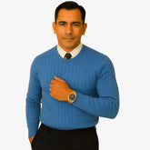 Homem elegante vestindo suéter gola redonda com textura em tramas verticais, camisa branca e gravata preta. Look sofisticado com calça preta para outono/inverno