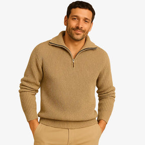 Homem estiloso vestindo suéter de lã com zíper, gola alta e textura canelada. Look casual elegante com calça chino clara para dias frios