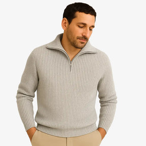 Homem estiloso vestindo suéter de lã com zíper, gola alta e textura canelada. Look casual elegante com calça chino clara para dias frios