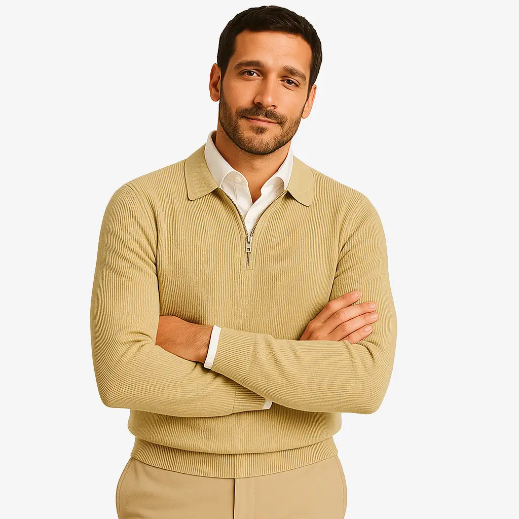Homem estiloso vestindo suéter de lã com zíper, gola alta e textura canelada. Look casual elegante com calça chino clara para dias frios