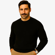 Homem elegante usando suéter de lã preto com textura canelada, gola careca e calça chino bege. Visual sofisticado para o inverno