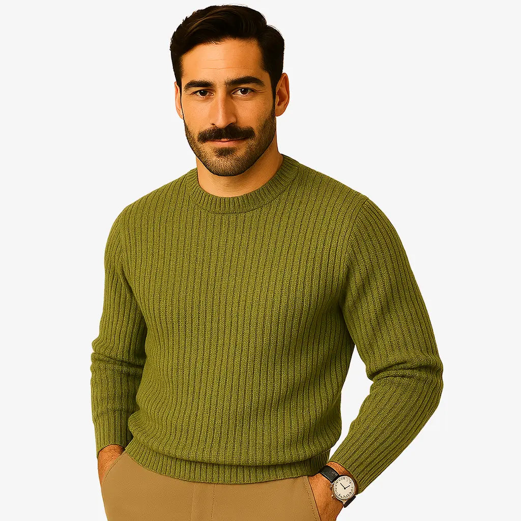Homem elegante usando suéter de lã verde com textura canelada, gola careca e calça chino bege. Visual sofisticado para o inverno