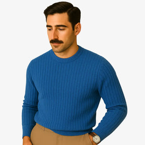 Homem elegante usando suéter de lã azul com textura canelada, gola careca e calça chino bege. Visual sofisticado para o inverno