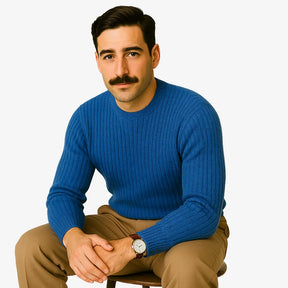 Homem elegante usando suéter de lã azul com textura canelada, gola careca e calça chino bege. Visual sofisticado para o inverno