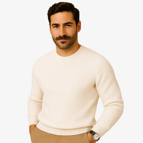 Homem elegante usando suéter de lã branco com textura canelada, gola careca e calça chino bege. Visual sofisticado para o inverno