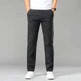 Calça Social Masculina Perfeita para ocasiões formais e profissionais, esta calça social é confeccionada em tecido de alta qualidade, com corte slim que proporciona um caimento moderno e confortável. Acabamento refinado e detalhes que valorizam o estilo clássico masculino. Ideal para combinar com camisas sociais e sapatos de couro, adicionando sofisticação e estilo ao casual