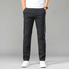Calça Social Masculina Perfeita para ocasiões formais e profissionais, esta calça social é confeccionada em tecido de alta qualidade, com corte slim que proporciona um caimento moderno e confortável. Acabamento refinado e detalhes que valorizam o estilo clássico masculino. Ideal para combinar com camisas sociais e sapatos de couro, adicionando sofisticação e estilo ao casual