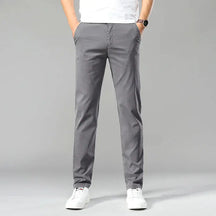 Calça Social Masculina Perfeita para ocasiões formais e profissionais, esta calça social é confeccionada em tecido de alta qualidade, com corte slim que proporciona um caimento moderno e confortável. Acabamento refinado e detalhes que valorizam o estilo clássico masculino. Ideal para combinar com camisas sociais e sapatos de couro, adicionando sofisticação e estilo ao casual