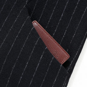 Casaco masculino de lã premium azul escuro com padronagem risca de giz e design executivo sofisticado para inverno