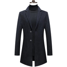 Casaco masculino de lã premium azul escuro com padronagem risca de giz e design executivo sofisticado para inverno