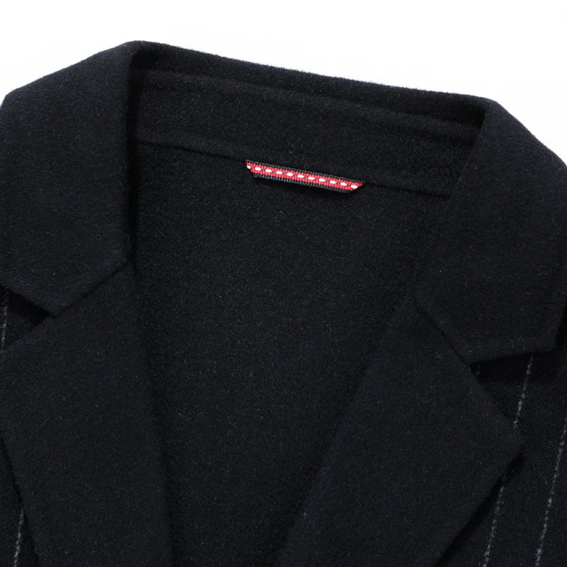 Casaco masculino de lã premium azul escuro com padronagem risca de giz e design executivo sofisticado para inverno