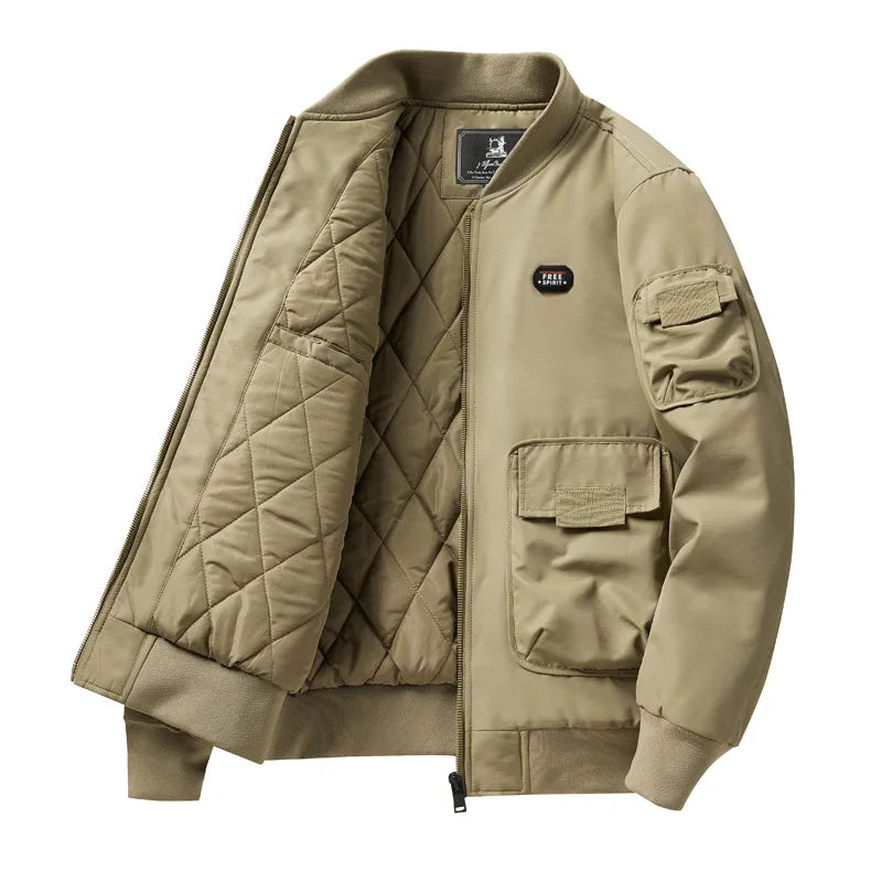 Jaqueta bomber masculina cargo bege premium com bolsos utilitários e forro térmico acolchoado para inverno