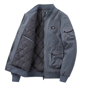 Jaqueta bomber masculina cargo bege premium com bolsos utilitários e forro térmico acolchoado para inverno