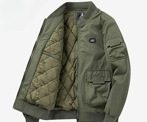 Jaqueta bomber masculina cargo bege premium com bolsos utilitários e forro térmico acolchoado para inverno