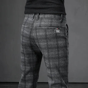 Calça masculina xadrez estilo inglês com modelagem slim e visual elegante para trabalho e uso diário