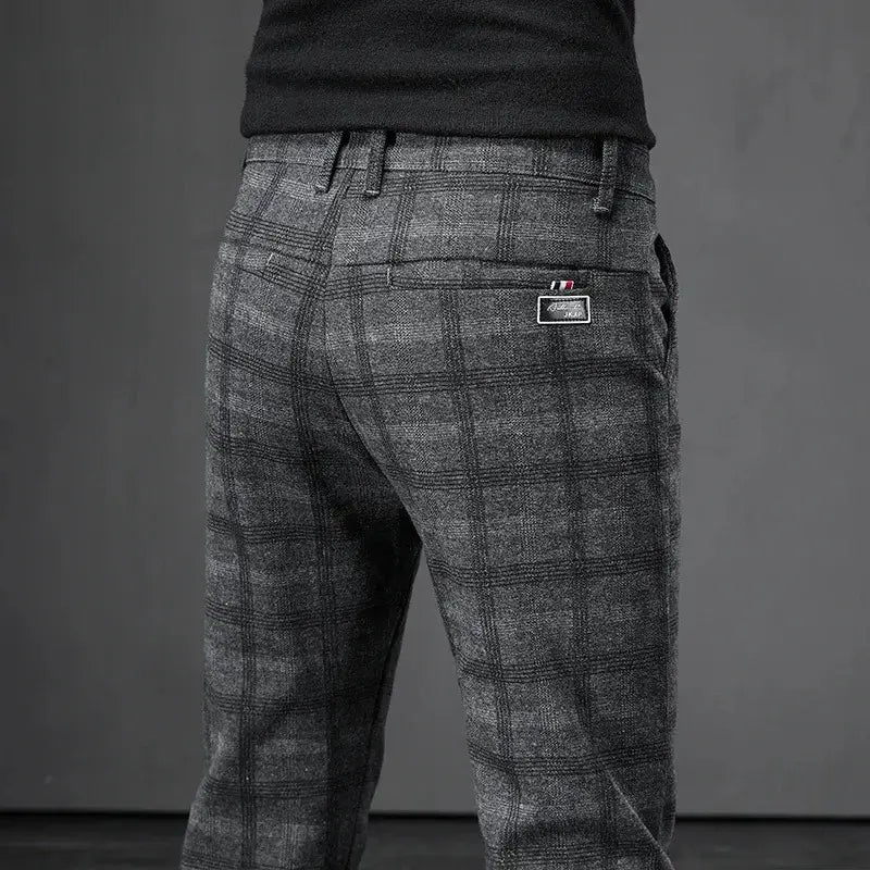 Calça masculina xadrez estilo inglês com modelagem slim e visual elegante para trabalho e uso diário