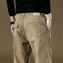 Calça cargo masculina em algodão com bolsos funcionais, modelagem reta e estilo safari para uso diário no outono e inverno